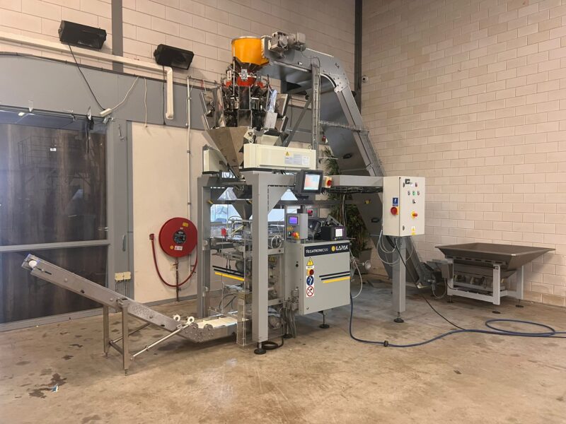 Weighing and packaging line for bulk and dry products Ishida Ilapak