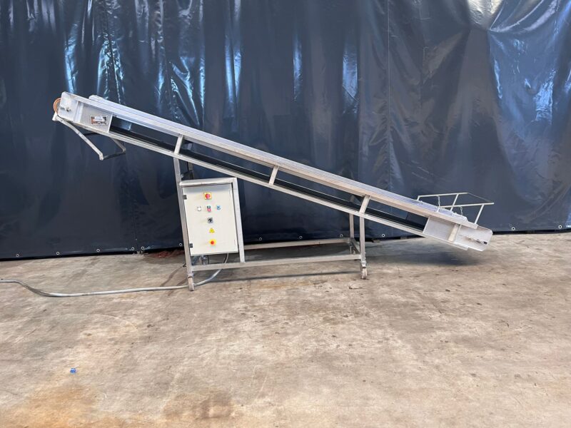 Belt conveyor with variable speed control