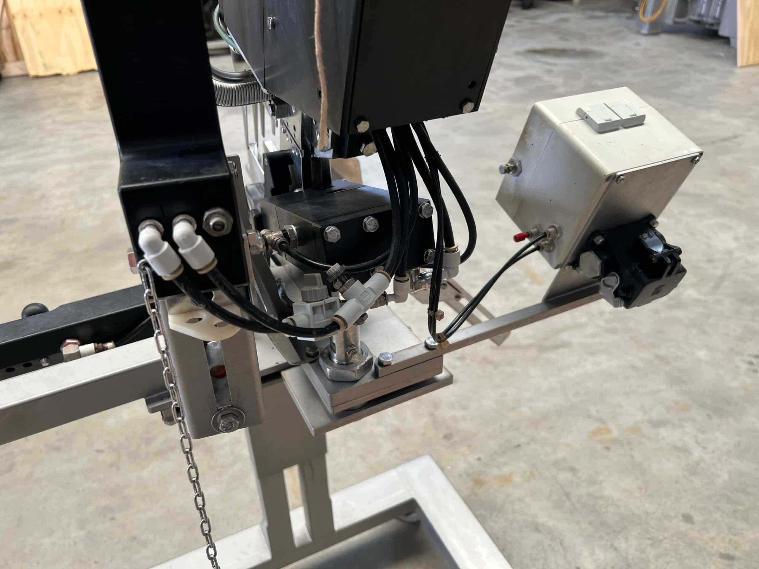 Poly-clip PDC 700 semi-automatic clipping machine - Image 2