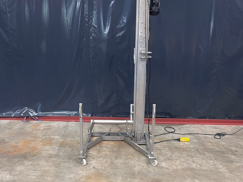 Mobile loader for 200 liter carts