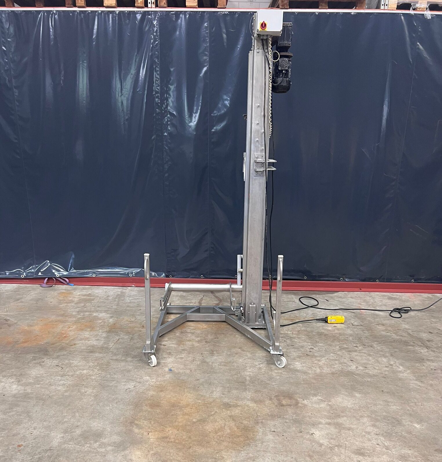 Mobile loader for 200 liter carts