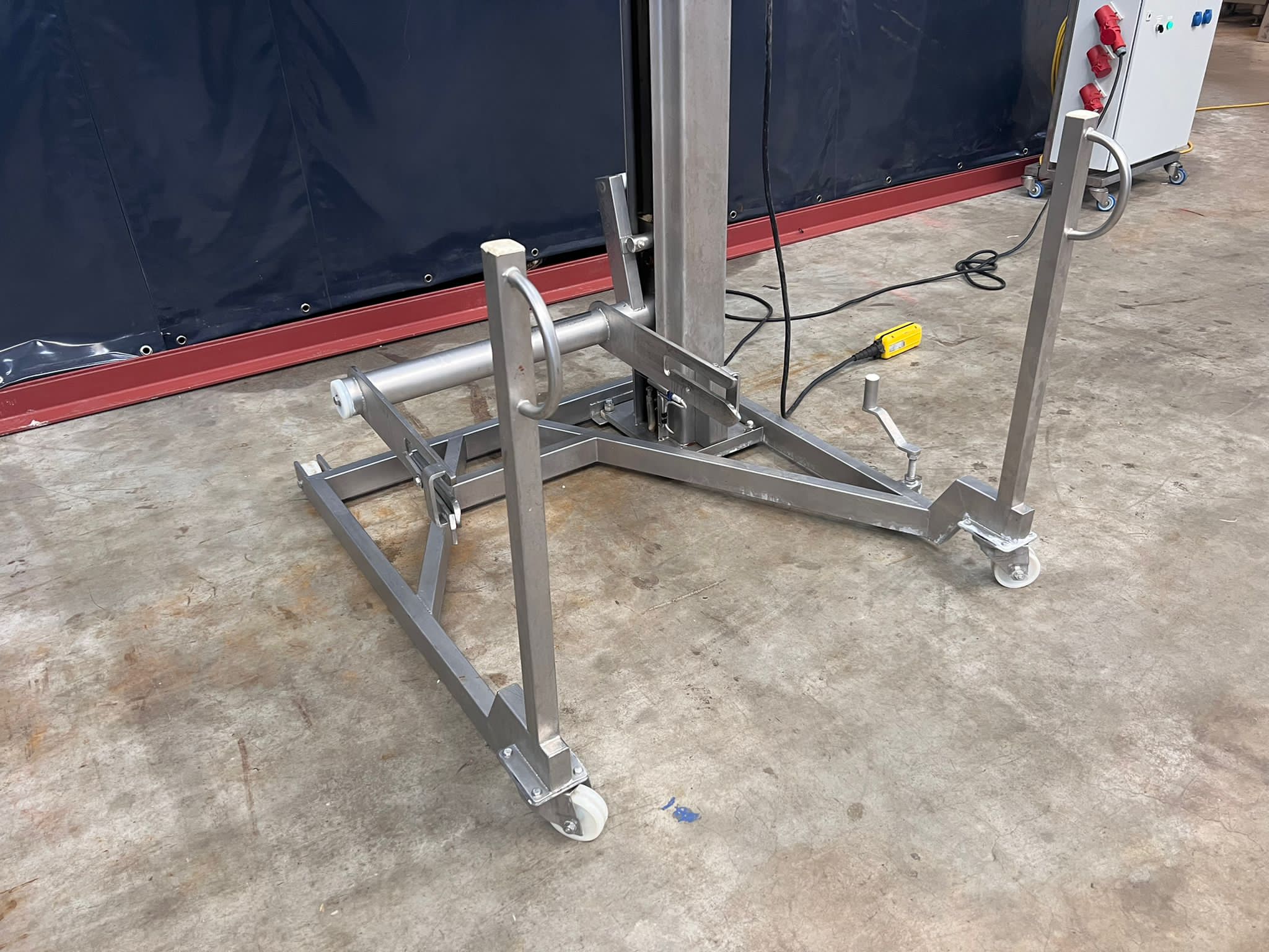 Mobile loader for 200 liter carts - Image 3