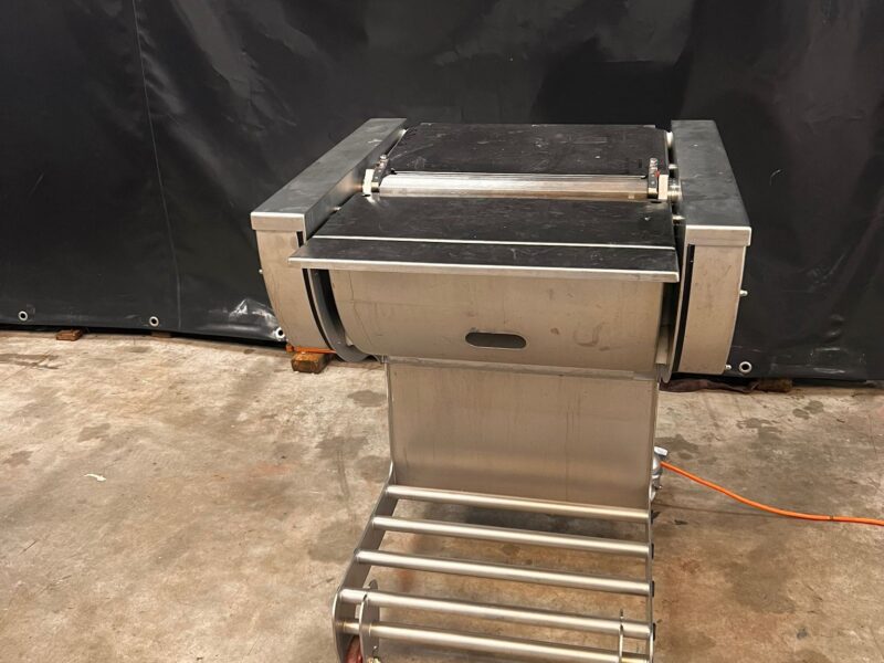 Cretel skinning machine