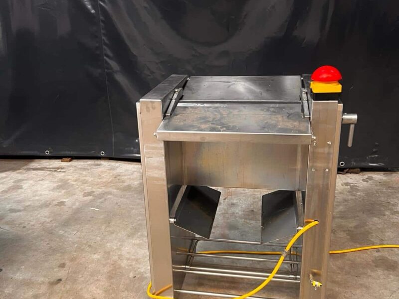 Nock skinning machine